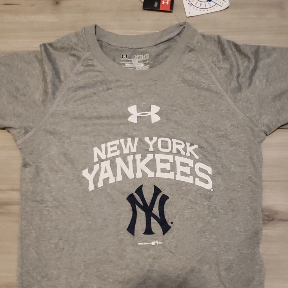 BNWT Under Armour NY Yankees tshirt